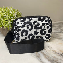 Load image into Gallery viewer, Rue Wristlet Wallet
