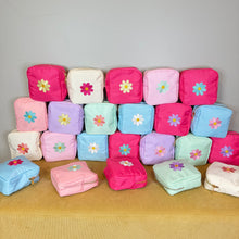 Load image into Gallery viewer, Daisy Square Pouch
